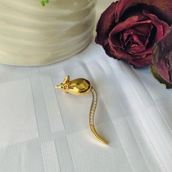 Vintage Butler signed mouse with a swinging tail brooch.Emerald green st… - Picture 6 of 11